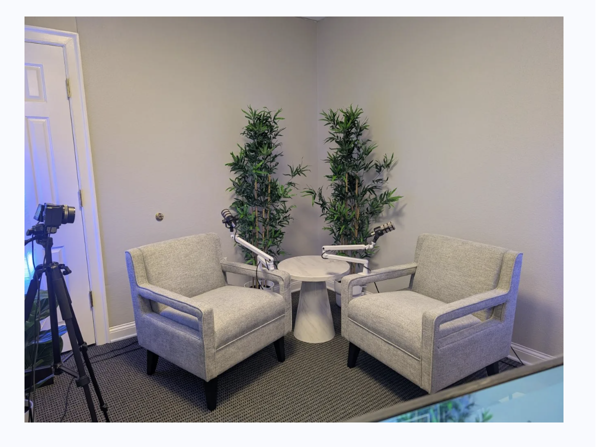 Set profesional de FreePodcast Center con cámaras, micrófonos y plantas